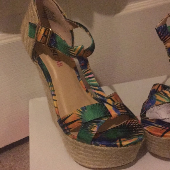 Shoes - Picture 4 of 4